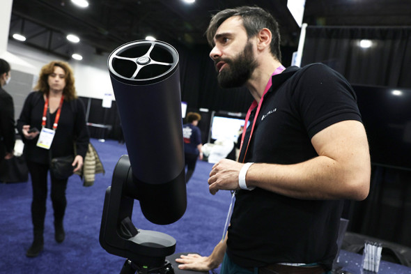 Французская компания Unistellar представила вторую версию «умного телескопа» Equinox 2 Smart Telescope, который не имеет привычного окуляра. Телескоп предназначен не для наблюдения за звездным небом, но может фотографировать космические объекты раз в тридцать секунд и автоматически передавать изображение на смартфон. Частота снимков, как заверяют представители компании, позволяет накладывать изображения друг на друга, что снижает помехи и делает картинку более четкой. Устанавливать объекты наблюдения можно через специальное приложение для смартфона. Каждый объект в базе данных имеет готовые настройки времени экспозиции и количества света в кадре. Equinox 2 Smart Telescope создает изображения с разрешением 6,2 мегапикселя в форматах JPEG и RAW. Само устройство обладает встроенной памятью 64 Гб, весит 9 кг и имеет встроенную батарею, работающую без зарядки в течение 11 часов. Стоимость телескопа на предзаказе составляет $2,5 тыс. Поставка первой партии ожидается в середине февраля. О доступности устройства в России данных нет.