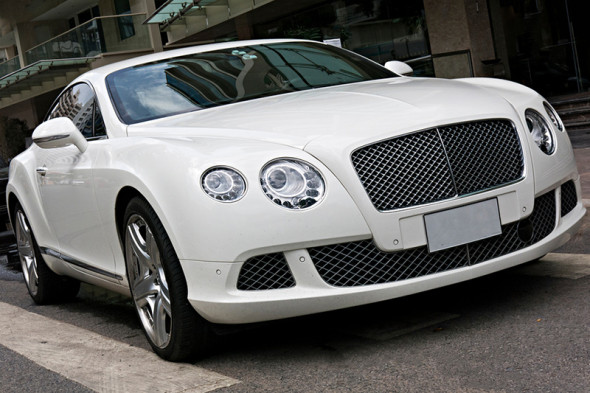 Bentley
Среди депутатов есть пять обладателей автомобиля люкс-класса Bentley. Bentley Continental задекларировали супруга депутата от ЛДПР Эдуарда Маркина (доход семьи за год 40,2 млн руб.) и супруга члена «Справедливой России» Михаила Сердюка (доход семьи 56 млн руб.).
Эсэр Михаил Сердюк подарил жене новый Bentley Continental GT в 2010 году. «В 2009 году супруга родила, и я сделал ей подарок», — рассказал РБК депутат.
Еще один Bentley Continental Flying Spur есть у жены председателя комитета по СНГ Леонида Слуцкого. Этот автомобиль, судя по декларациям депутата, принадлежит его супруге минимум с 2011 года. Стоимость такого автомобиля, по данным сервиса auto.ru, начинается от 11,5 млн руб. Семейный доход супругов Слуцких в 2011 году составил 2 млн руб., в 2015 году — 5,5 млн руб.
Единоросс из Дагестана Балаш Балашов задекларировал Bentley Continental GT V8 (на фото). Этим автомобилем депутат, судя по его декларациям, владеет с 2014 года. За этот год депутат задекларировал 4,1 млн руб. дохода, за 2015 год — уже 80 млн руб.
Такой же автомобиль есть у единоросса, бывшего топ-менеджера Магнитогорского металлургического комбината Антона Жаркова (в последней декларации он указал доход в 103 млн руб.). Жарков рассказал РБК, что год выпуска его Bentley Continental GT V8 — 2013-й. «Я купил его на распродаже, он подержанный. Продал Mercedes-купе и на эти деньги купил», — поделился депутат. Цену Жарков не помнит.