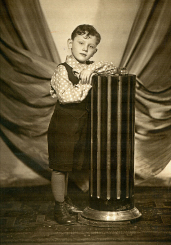 Владимир Чуров родился 17 марта 1953 года. Его отец, Евгений Чуров, был морским офицером и ученым. Мать, Ирина Чурова, была дочерью генерала Владимира Брежнева, после окончания филологического факультета МГУ она работала редактором в издательстве. На фото — Владимир Чуров в детстве, 1958 год.