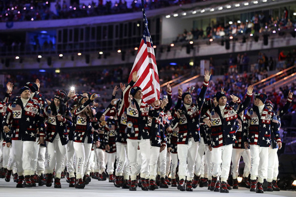 За экипировку для американской олимпийской сборной отвечает марка Ralph Lauren — в 2008 году бренд выбрали в качестве официального дизайнера спортивной одежды для американских олимпийцев. В 2012 году обнаружилось, что олимпийская форма для спортсменов отшивается в Китае. Это повлекло за собой громкий скандал, что не сильно сказалось на оборотах бренда Ralph Lauren — одна из немногих торговых марок в сфере моды, чьи акции размещены на Нью-Йоркской фондовой бирже.
На фото: сборная США на церемонии открытия Олимпийских игр 2014 в Сочи