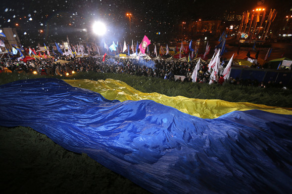 Решение президента Украины Виктора Януковича отложить подписание Соглашения об ассоциации Украина-ЕС, о котором власти объявили за неделю до его подписания, спровоцировало волну протеста. Первая протестная акция на Майдане прошла 21 ноября и насчитывала от 1 тыс. до 2 тыс. человек. Почти сразу в центре Киева, несмотря на запреты властей, образовался палаточный городок.
На фото: акция протеста на Майдане, 26 ноября. 