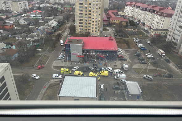 Во время обстрела был поврежден торговый центр в районе Харьковская гора, сообщило белгородское издание Go31. Здание расположено на пересечении улиц Плеханова и Лермонтова. Позднее информацию подтвердил глава Белгородской области Вячеслав Гладков. В здании выбило окна, поврежден фасад.