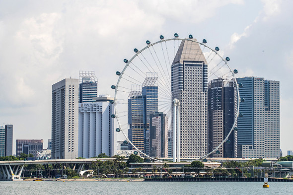 Singapore Flyer, открытое в 2008 году в Морском центре (Marina Centre) в Сингапуре, считалось самым большим колесом обозрения в мире. Его высота достигает 165 м.