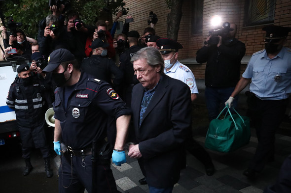 8 июня в центре Москвы актер в состоянии алкогольного и наркотического опьянения не справился с управлением, его Jeep Grand Cherokee на большой скорости пересек двойную сплошную и выехал на встречную полосу. Автомобиль столкнулся с фургоном Lada, за рулем которого был 57-летний курьер Сергей Захаров. На следующий день Захаров от полученных травм умер в больнице. В сентябре Ефремова приговорили к восьми годам колонии, позднее этот срок сократили до 7,5 года. В последнем слове перед приговором актер сообщил, что «прекратил свои отношения с алкоголем». В начале декабря его этапировали в колонию под Белгородом
