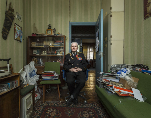 «Меня зовут Анатолий Гаврилович Уваров. Я родился в Москве. Мои родители работали в Высшем совете народного хозяйства.
В 1940 году я поступил в морское училище. Когда началась война, студентов нашего училища распределили по всей стране, чтобы мы продолжили обучение. Меня отправили в Ленинград, в Высшее военно-морское инженерное училище имени Дзержинского. Осенью 1941 года нас пришлось эвакуировать в город Горький (теперь Нижний Новгород. — РБК), потому что немцы неуклонно приближались к Ленинграду.
Количество студентов после эвакуации сократилось почти на 70%, многие были на фронте или остались в Ленинграде. Большинство из них погибли. Это был очень тяжелый период — кто-то должен был остановить немецкую военную машину. Их солдаты были хорошо обучены и хорошо экипированы, а у нас не было армии. Около полутора миллионов детей, которые только что закончили школу, были убиты в течение первых двух месяцев войны. Некоторые были моими одноклассниками.
В мае 1942 года я прошел первую военно-морскую подготовку с Каспийской флотилией. В основном мы подавали снаряды артиллеристам. Было тяжело. Немцы шли на Кавказ, пытаясь добраться до Баку и захватить нефтяные вышки. Вся Каспийская флотилия участвовала в сбивании немецких самолетов.
Наш корабль назывался «Полюс». Я помню только один обстрел, который поразил танкер. Была ночь, и нефть разлилась и загорелась над водой. Страшная сцена. Казалось, что море горит. Я видел, как люди прыгали с пылающего судна в горящую воду.
Потом мы начали перевозить солдат из Астрахани в Махачкалу. Немцы все еще шли к Баку, нам нужно было как можно больше личного состава там. Однажды мы поехали в Астрахань, чтобы забрать солдат. Было жарко и так много комаров, что мы не знали, где от них спрятаться. Мы ездили туда и обратно восемь раз, перевозя за раз не более 500 человек. Пройти по палубе было практически невозможно, столько там было людей. Большинство солдат приехали из Средней Азии и едва говорили по-русски. Они были плохо одеты. Некоторые без обуви.
В начале 1944 года я закончил учебу и меня отправили в город Молотовск в Северодвинске, где ремонтировалась подводная лодка, готовая вернуться в состав флота. Красавица С-16, новая и большая, с мощным дизельным двигателем, шестью торпедами и экипажем около 60 человек. Мы провели несколько учений и вскоре направились прямиком в Полярный, где располагалась база флота. В октябре 1944 года мы приступили к выполнению нашей первой боевой задачи на Нордкапе, самой северной точке Норвегии. Это был пункт пропуска для судов, которые осуществляли стратегические поставки продовольствия, военного снаряжения и различных товаров в Мурманск и Архангельск. Конвои формировались в портах Исландии и Шотландии, состояли из 15–30 судов и охранялись несколькими военными кораблями, пока не достигали места назначения. Немецкие самолеты постоянно атаковали колонны. Это были товары, поставленные по программе ленд-лиза между Советским Союзом и союзными войсками.
В тот день, когда закончилась война, я был на ночном дежурстве на подводной лодке. Все уже спали. Я слышал по радио, что Германия сдалась, но я не мог праздновать, потому что мне не разрешали будить людей. Пришлось ждать до утра. Все были счастливы. Кто-то начал драку подушками.
Когда мы вернулись на базу, там был фейерверк. Мы пошли в небольшой ресторан поблизости, выпили бутылку вина, чтобы согреться, затем вернулись на базу.
Я продолжал служить еще пять лет на подводных лодках в Балтийском море. После окончания службы решил преподавать. Сначала меня отправили в Севастополь, где тогда открыли военно-морскую академию. Потом я вернулся в Пушкино под Ленинградом. В 1983 году я окончательно ушел со службы.
Я был награжден медалью «За победу над Германией» во время Парада Победы в Москве 24 июня 1945 года. Это было что-то выдающееся. Невероятный парад. Я никогда не забуду этот день. Это то, что осталось со мной на всю мою жизнь. У меня есть запись парада. Иногда я показываю ее в школах или курсантам в военных академиях. Молодежи всегда интересно».
