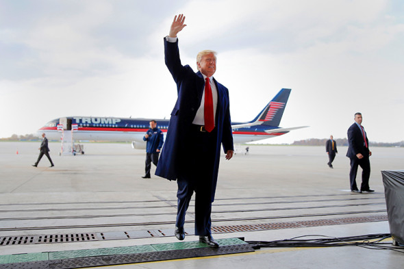 Дональд Трамп — $4,5 млрд (Forbes, 2016)
45-й президент США. Республиканец. Заработал состояние на строительстве. Начал строить карьеру в компании отца — Фреда Трампа, владеющего строительной компанией. После каждой новой публикации рейтинга Forbes заявляет, что журнал занижает его реальное состояние, но установить правду сложно: Трамп не предоставляет своей налоговой декларации.