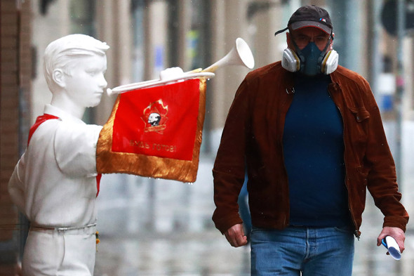 Москва во время режима самоизоляции, 19 мая 2020 года. Режим самоизоляции в городе продлился с конца марта до начала июня 2020 года. Прежде чем полностью отменить его, столичные власти попытались ввести для жителей прогулки по графику