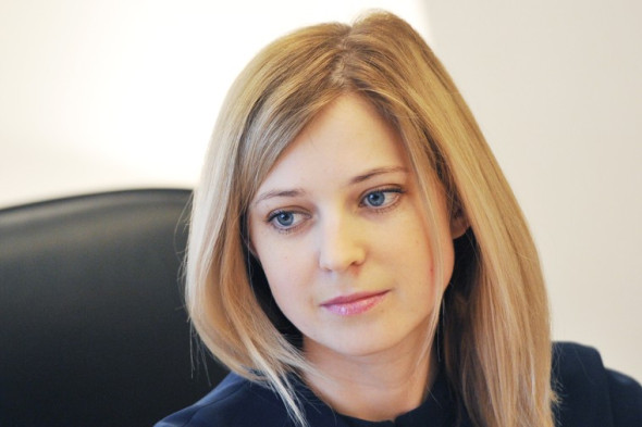 Наталья ПоклонскаяПрокурор Республики КрымРодилась в Луганской области, в 1990г. вместе с семьей переехала в Крым. С 2002г. работает в органах прокуратуры Украины. Последняя должность перед событиями на Майдане - старший прокурор Главного управления надзора за соблюдением законов в уголовном производстве Генпрокуратуры Украины (в 2012-2014гг.) С 11 марта 2014г. является прокурором Автономной Республики Крым, с 25 марта - и.о. прокурора Республики Крым в составе России. Официально утверждена в должности президентом Владимиром Путиным 2 мая.Кто ввел санкции: ЕС