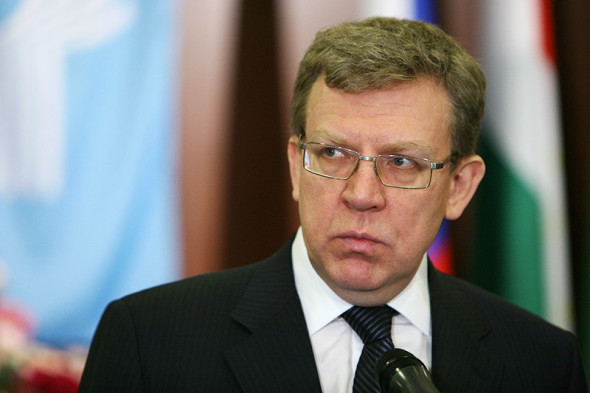 Алексей Кудрин
Отставка экс-министра финансов Алексея Кудрина остается самым ярким скандалом в высших структурах власти на памяти экспертов. Его уволил Дмитрий Медведев, тогда еще занимавший пост президента, и назвал отставку главы Минфина «случаем государственной дисциплины». Комментируя свое решение, Медведев заявил, что в России «президентское правительство», которое проводит президентский курс, а кто не согласен — в сторону.
Отставка состоялась на следующий день после того, как Кудрин заявил, что не видит себе места в новом правительстве, которое Медведев должен был сформировать после президентских выборов в 2012 году. Предложение об отставке Медведев сделал Кудрину лично, на заседании президентской комиссии по модернизации. В короткой перепалке Кудрин ответил, что перед принятием решения посоветуется с премьер-министром Владимиром Путиным. На что Медведев заявил, что пока он президент, такие решения принимает сам и в свете существующих разногласий иного выхода не видит.
Свое решение об отставке Кудрин позднее называл продуманным, предмет своих противоречий с Медведевым сформулировал как повышенные риски в бюджетной сфере. Он отмечал, что на протяжении нескольких месяцев, предшествующих его уходу, принимались завышенные обязательства в оборонном секторе и социальной сфере, против которых Кудрин возражал.