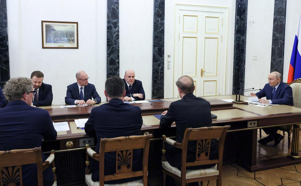Путин предложил обсудить темы ПМЭФ на совещании по экономике