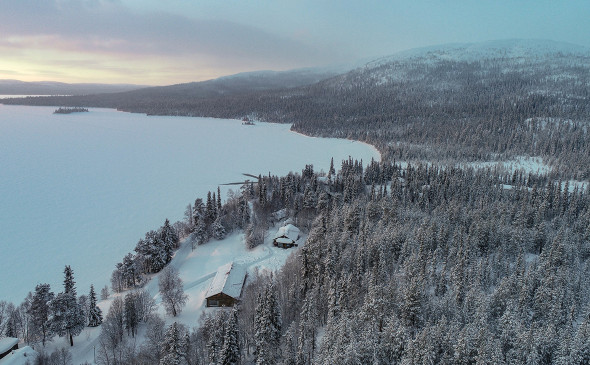 Вид на Хибины с побережья озера Имандра
