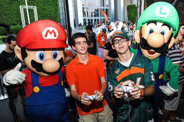Приставка Nintendo NX
Цена: нет данных
Японская Nintendo в 2016 году может представить консоль нового поколения Nintendo NX. В октябре 2015 года компания начала рассылать набор программ для разработчиков, которые смогут создавать игры для будущей новинки, выяснило издание Wall Street Journal (WSJ). Nintendo хочет, чтобы к выходу консоли на рынок, пользователям был доступен набор игр — как новых, так и наиболее популярных, которые уже существуют на моделях Nintendo, уточняет WSJ.
Пока точно неизвестно, как именно будет выглядеть новая игровая консоль. Скорее всего, устройство будет состоять из двух блоков — стандартной и портативной консолей, которые можно будет использовать как совместно, так и по отдельности. Кроме того, приставка будет оснащена современным производительным чипом (его точные характеристики не известны). Предыдущий продукт компании, консоль Wii U, эксперты критиковали как раз за то, что она уступала конкурентам — PlayStation 4 от Sony и Xbox One от Microsoft — по техническим характеристикам