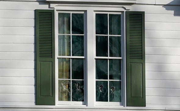 В США выбили окна в доме вице-президента Джей Ди Вэнса