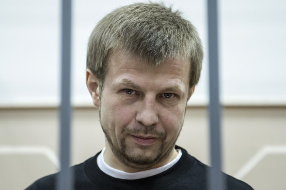 Дело Евгения Урлашова Бывшего мэра Ярославля арестовали 3 июля 2013г. Основанием для возбуждения уголовного дела стало заявление депутата городской думы, бизнесмена Сергея Шмелева, утверждавшего, что Урлашов и ряд его подчиненных вымогали у него 14 млн руб. Им всем предъявили обвинение по статье УК «Покушение на получение взятки группой лиц по предварительному сговору с вымогательством взятки, совершенное в особо крупном размере». Урлашов (на фото) с первого дня ареста утверждал, что стал жертвой оговора со стороны Шмелева, вступившего в сговор с генералом ГУЭБиПК Борисом Колесниковым.