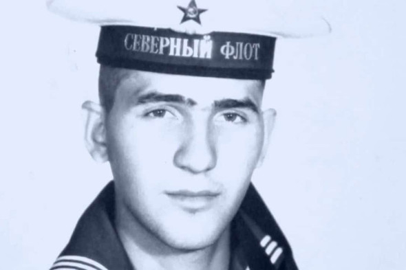 Сергей Пускепалис учился на курсе советского и российского театрального режиссера, актера и педагога Юрия Киселева в Саратовском театральном училище. Окончил его в 1985 году, потом служил на военном флоте (демобилизовался в 1988-м). С 1988 по 1998 год работал в Саратовском театре юного зрителя