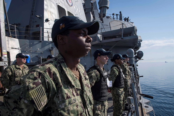 Американские моряки на борту эсминца «Дональд Кук» (USS Donald Cook) во время отплытия из Ларнаки (Кипр) 9 апреля 2018 года