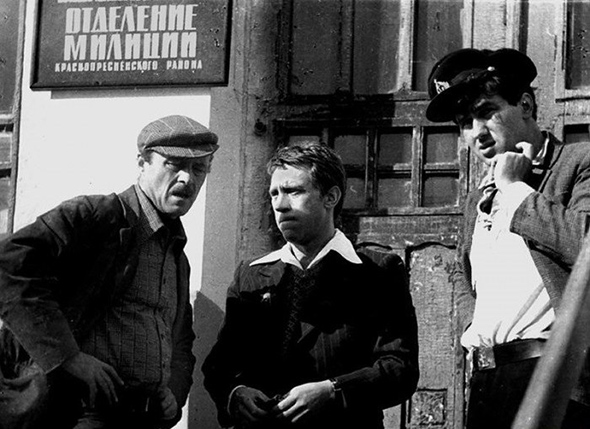 Слева направо: Станислав Говорухин, Владимир Высоцкий и Станислав Садальский на съемках фильма «Место встречи изменить нельзя»