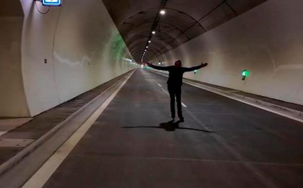 Фицо на роликах открыл тоннель, из-за которого спорил с оппозицией. Видео