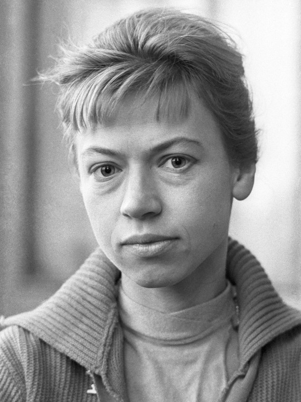 Людмила Белоусова родилась в 1935 году в Ульяновске. Позже семья переехала в Москву, где она начала заниматься фигурным катанием, когда ей было уже 16 лет. Учась в старшей группе, девушка какое-то время была «общественным инструктором» для младших фигуристов.
После того как ее партнер Кирилл Гуляев ушел из спорта, Белоусова решила выступать в одиночном разряде. В 1954 году Белоусова познакомилась с фигуристом Олегом Протопоповым, который служил в Ленинграде на Балтийском флоте. Белоусова переехала в Ленинград, и они начали тренироваться. Тогда Белоусова выступала за ленинградские спортивные общества «Динамо» и «Локомотив».
В 1957 году Белоусова и Протопопов поженились.