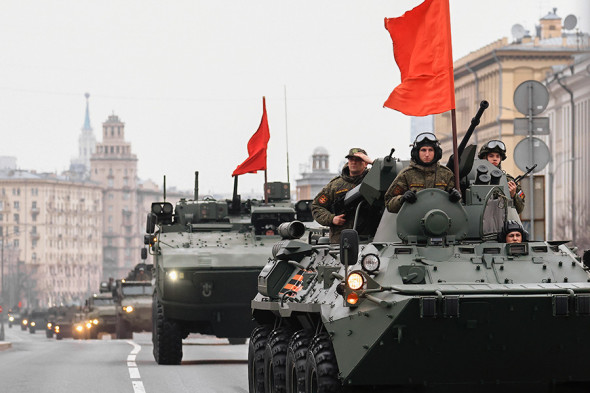 Бронетранспортер БТР-82А (на переднем плане)