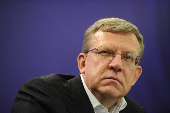 Алексей Кудрин
Декан факультета свободных искусств и наук СПбГУ, экс-министр финансов
«В случае экономических расследований я против того, чтобы ограничивать бизнесмена, причем руководящего очень крупной корпорацией, желающего сотрудничать со следствием. Я говорю обо всех бизнесменах.
Проблемы приватизации этого актива были известны давно. Сделка по покупке структурами Евтушенкова этого актива полностью согласовывалась со всеми уровнями власти. Я не понимаю, что могло измениться за это время, поэтому расследование этого дела вызывает большие вопросы. Надеюсь, следствие объективно в этом разберется. Обращаю внимание на то, что все, кто выступает по этому вопросу, не пытаются ограничить расследование этого дела. Все возмущены ограничением свободы, поскольку в результате серьезно страдают бизнес-активы АФК «Система». Этого нельзя было допускать.
Другие примеры, например дело Сторчака в Минфине, показывали, что содержание под стражей зачастую оказывалось избыточным, несправедливым и до того как решение не вынесено судом, считать виновным нельзя, поэтому нет смысла ограничивать свободу».
(РБК, Инвестиционный форум в Сочи, 19 сентября 2014)