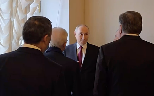 Путин объяснил Пашиняну, как стоит Александровская колонна