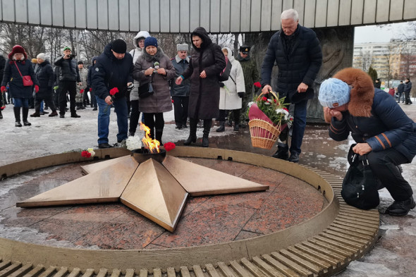 В Самаре прошел траурный митинг после гибели военнослужащих в Макеевке