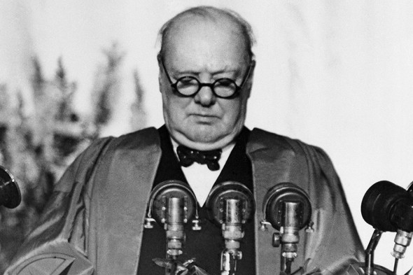 Лекция в Вестминстерском колледже, Фултон (Миссури, США). 5 марта 1946 года
«Протянувшись через весь континент от Штеттина на Балтийском море и до Триеста на Адриатическом море, на Европу опустился железный занавес. Столицы государств Центральной и Восточной Европы — государств, чья история насчитывает многие и многие века, — оказались по другую сторону занавеса. Варшава и Берлин, Прага и Вена, Будапешт и Белград, Бухарест и София — все эти славные города со всеми своими жителями и со всем населением окружающих их районов попали, как я бы это назвал, в сферу советского влияния. Влияние это проявляется в разных формах, но уйти от него не может никто»
