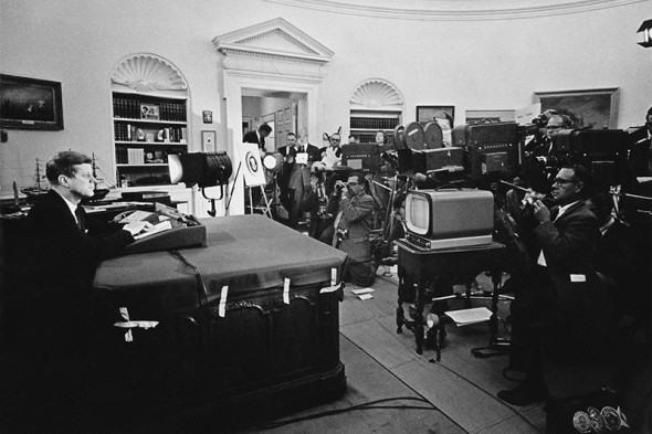 35-й президент США Джон Кеннеди объявляет о блокаде Кубы и начале Карибского кризиса
