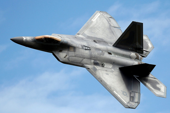 Истребители F-22А Raptor
Истребитель F-22А Raptor считается первым и единственным принятым на вооружение самолетом пятого поколения. По данным ВВС США, стоимость F-22А Raptor составляет $143 млн, что делает его самым дорогим истребителем в мире.