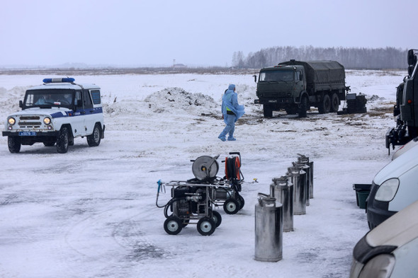 Сотрудник оперативного штаба Тюменской области по профилактике коронавируса в аэропорту Рощино
