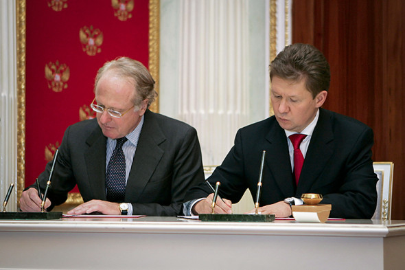 2008
«Газпром» и Eni зарегистрировали в Швейцарии компанию South Stream AG. Этой компанией «Газпром» и итальянский партнер владеют в равных долях – по 50% акций. Аналогичные соглашения российская сторона заключила с Болгарией и Сербией. Россия и Венгрия договорились о взаимном сотрудничестве при реализации проекта.
На фото: генеральный управляющий Eni Паоло Скарони и глава «Газпрома» Алексей Миллер во время подписания соглашения о совместном строительстве газопровода «Южный поток».