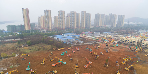 Вид с высоты птичьего полета на строительную площадку полевого госпиталя для больных коронавирусом в Ухане