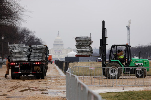 Во время предвыборной гонки на Трампа совершили несколько покушений. Летом по президенту открыли стрельбу на митинге: пуля задела ухо политика, один зритель был убит, четверо ранены. Позднее агенты Секретной службы предотвратили еще две попытки покушения на жизнь республиканца