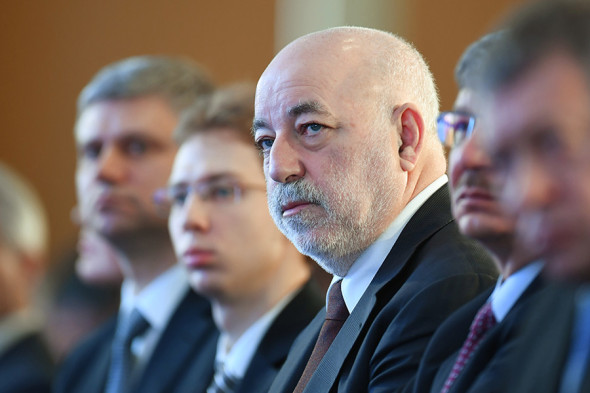 Председатель совета директоров группы компаний «Ренова» Виктор Вексельберг
«На закрытой части встречи с президентом обсуждался вопрос Украины и санкций. Это вопрос очень высокого уровня беспокойства, непредсказуемости. Вопрос стоял более остро, потому что банки — это не единственные активы российского бизнеса. Там есть и другие отрасли. И конечно, стоит большой вопрос, а дальше-то что. Нам бы хотелось, чтобы все-таки здравый смысл, экономическая целесообразность возобладала, для того чтобы не допустить эскалации, которая в дальнейшем может иметь более серьезные последствия. Мы можем выражать только надежду на то, что такой здравый смысл восторжествует».