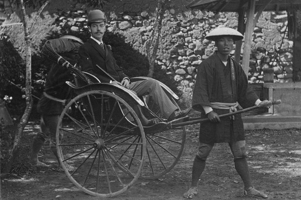 На фото: цесаревич Николай Александрович в Нагасаки, апрель 1891 года.
В октябре 1890 года, после окончания обучения, Николай отправился в длительное путешествие, во время которого посетил Египет, Индию и Японию. В апреле следующего года он был вынужден прервать свою поездку из-за покушения на него в городе Оцу: полицейский внезапно нанес ему удар саблей по голове. Хотя рана оказалась неглубокой и цесаревич быстро поправился, его отец-император настоял на скорейшем возвращении сына.
«Большое путешествие, совершенное им еще наследником, — пишет поэт Георгий Иванов, — поселяет в Николае II ложное представление о необъятности русской мощи на Дальнем Востоке <...>. Здесь, на Дальнем Востоке, цесаревич впервые сознает, кто он такой, какая судьба ему предназначена. В его тихую, бесцветную жизнь впервые врываются сильные ощущения и яркие краски. И, может быть, расположенная к этому, но спавшая до сих пор фантазия впервые «выходит за пределы его огромного царства», когда он <...> слышит звонкие патетические слова: «Россия — предопределенный главарь и покровитель Азии», говорящие о завоеваниях, о военной славе, о гордой, блистательной императорской судьбе».