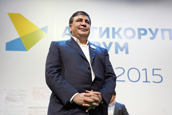 В мае 2015 года Петр Порошенко назначил на пост губернатора Одесской области бывшего президента Грузии Михаила Саакашвили (на фото). Он критикует правительство за промедление в реформах и отказ от серьезной борьбы с коррупцией. Саакашвили инициировал проведение «антикоррупционных форумов» и создал движение за очистку власти от мздоимцев