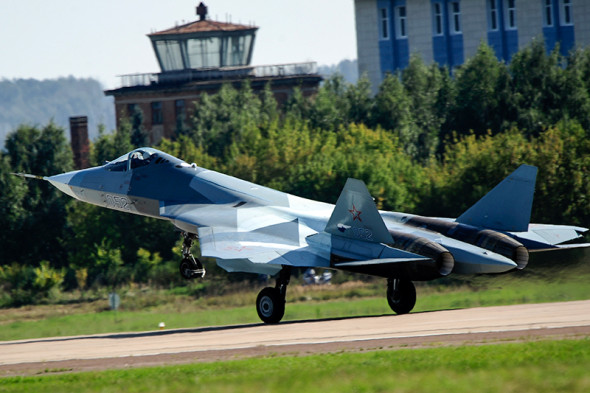 Самолет Т-50 ПАК ФА
На форуме также стало известно, что российское военное ведомство заключило контракт на поставку первой партии перспективного авиационного комплекса фронтовой авиации Т-50.
По словам замминистра Юрия Борисова, в 2017 году Минобороны закупит не менее эскадрильи (от пяти до 15 самолетов) Т-50. «По плану серийное производство ПАК ФА начнется в 2017 году. В первой партии мы закупим не менее одной эскадрильи этих самолетов», — сообщил Борисов журналистам.
Стоимость Т-50 неизвестна, однако аналогичный самолет индийского производства обойдется ВВС Индии в $100 млн за единицу. Разработка истребителя пятого поколения началась в 2002 году. В 2010 году первый летный образец поднялся в воздух. На 2016 год Авиационный завод им. Гагарина построил шесть летных прототипов истребителя