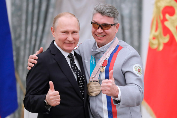 Владимир Путин и двукратный бронзовый призер XII Параолимпийских игр по горнолыжному спорту Валерий Редкозубов, который был награжден медалью ордена «За заслуги перед Отечеством» I степени