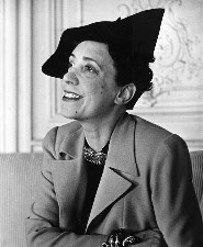 Эльза Скиапарелли
(итал. Elsa Schiaparelli; 10 сентября 1890, Рим, Италия — 13 ноября 1973, Париж, Франция) — парижский модельер и дизайнер, создательница понятия «прет-а-порте». Основала свой Дом моды