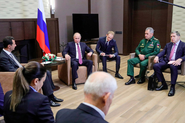 Башар Асад, Владимир Путин, министр обороны Сергей Шойгу (второй справа) и помощник президента Юрий Ушаков (справа) во время встречи в резиденции «Бочаров Ручей»