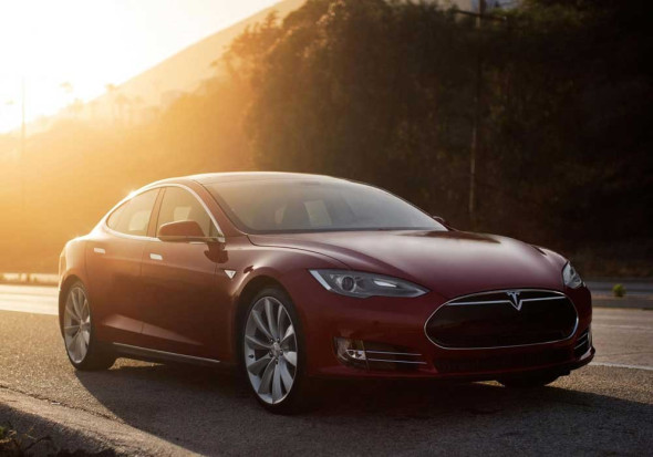 Tesla SМинистр связи и массовых коммуникаций Николай НикифоровTesla S - электромобиль производства американской компании Tesla Motors. Заряда литий-ионного аккумулятора Tesla S емкостью 85 кВт⋅ч хватает на 426 км. Стоимость в максимальной комплектации достигает 100 тыс долл. В собственности министра также есть автомобиль Audi Q5