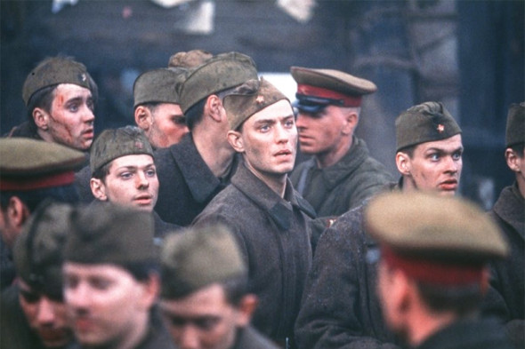 «Враг у ворот»
Режиссер: Жан-Жак Анно
В мае 2001 года российские ветераны Сталинградской битвы потребовали запретить прокат фильма «Враг у ворот». Они заявили, что в фильме принижено значение защитников города в ключевой битве Второй мировой войны. Письмо, призывающее запретить картину, волгоградские ветераны совместно с местными депутатами направили в Госдуму. Их требование не удовлетворили: картина все же вышла в России.