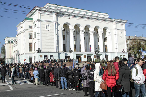 Жители Донецка на церемонии прощания у здания Донецкого государственного академического театра оперы и балета