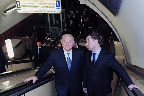 Юрий Лужков и президент России Дмитрий Медведев на станции метро «Лубянка» после теракта 29 марта 2010 года