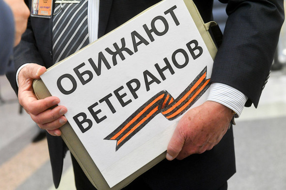 «Я видел боль»: плакаты журналистов на большой пресс-конференции Путина
