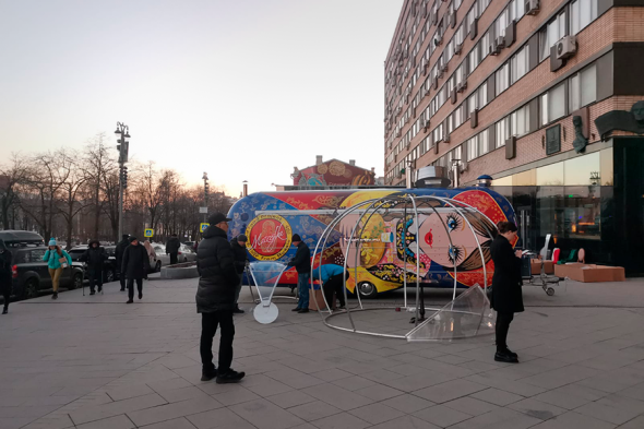 Russian Food Trucks Replace McDonald's in Russia