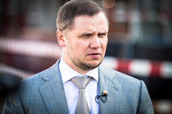 Александр Ручьев, президент и совладелец строительной группы «Мортон»:
Снижение ставки – это самое мудрое и правильное решение в сегодняшней ситуации, это яркий и адресный сигнал всему российскому бизнесу, который даст нам всем уверенность в будущем. Если правительство будет двигаться в этом же направлении, планомерно снижая ставку, это позволит в кратчайшие сроки вытолкнуть экономику вверх, потому что внутренних ресурсов для этого в России сегодня достаточно.
Для строительной отрасли это действительно очень ожидаемый и необходимый шаг, это большое дело. После повышения ставки ЦБ до 17% для бизнеса кредиты подорожали до 20–28%. Этот уровень стал фактически заградительным. Теперь же стоимость кредитов для бизнеса автоматически снизится на 2%. Вслед за этим вниз пойдут ставки по ипотеке, доля которой в январе уже упала на 20–25 п.п. Все это стимулирует спрос и позволит рынку укрепиться.