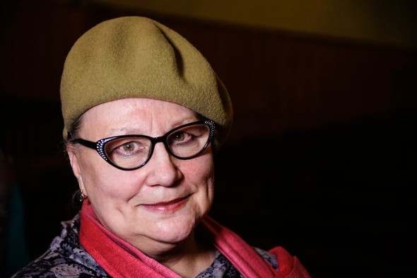 Татьяна Соколова, преподаватель русского языка и&nbsp;литературы 

&laquo;Я живу в&nbsp;пятиэтажном доме 1963 года постройки на&nbsp;улице Яблочкова. Мы стоим на&nbsp;грунтовых водах&nbsp;&mdash;&nbsp;это первая причина [попадания дома в&nbsp;программу реновации]. Вторая причина&nbsp;&mdash;&nbsp;большая изношенность нашей пятиэтажки. Я живу в&nbsp;угловой квартире, у меня очень плохо с&nbsp;отоплением, на&nbsp;кухне например. Сколько ни&nbsp;промывали, сколько&nbsp;ни делали&nbsp;&mdash;&nbsp;нет никаких результатов. Сказали, для&nbsp;того&nbsp;чтобы&nbsp;решить этот вопрос, надо&nbsp;ставить новые трубы, а&nbsp;трубы находятся в&nbsp;стене, я от&nbsp;этого отказалась. На балкон выходить уже весьма страшновато, он уже косит в&nbsp;сторону. Кухня у нас&nbsp;5,4 метра, на&nbsp;ней мы собраться всей семьей не&nbsp;можем. Хотелось&nbsp;бы, конечно, уже улучшить условия, потому&nbsp;что&nbsp;живем здесь уже очень давно (я представитель третьего поколения). Сколько уже было разных программ, обещаний&nbsp;&mdash;&nbsp;ничего не&nbsp;получилось и&nbsp;не&nbsp;вышло, поэтому сейчас мы надеемся на&nbsp;эту программу, что&nbsp;нам повезет и&nbsp;что нам еще удастся пожить в&nbsp;новых, современных условиях&raquo;.
