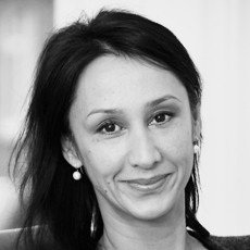 Моника Али, британская писательница бангладешского происхождения. Финалист премии «Букер» 2003 года с мировым бестселлером «Брик-лейн» (Росмэн-Пресс, 2005), автор романов «Нерасказанная история» (АСТ, 2014) и «На кухне». Лауреат международных премий, член Королевского общества искусств. Романы Моники Али переведены на 26 языков